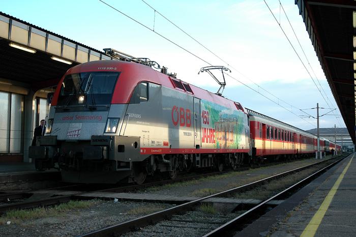 Der 8.12.2005 war in Wien  ein Tag der Sonderzge . 1116 200 kurz vor der Abahrt in Wien Sd mit einem SZ nach Graz