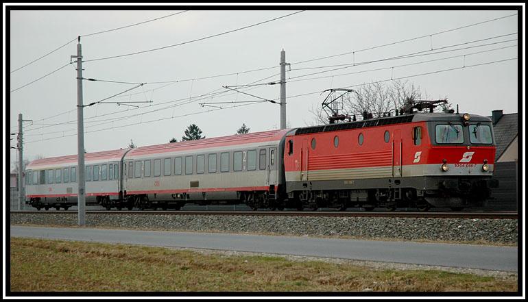 Der „lange“ IC 155 von Graz  nach Marburg am 22.3.2006 gezogen von 1044 066 bei der Durchfahrt der Haltestelle Flughafen Graz.