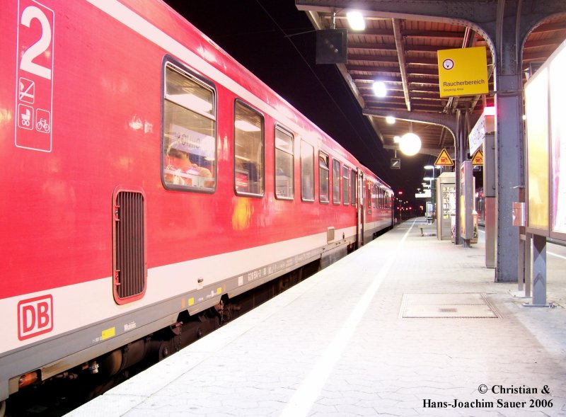 Der „M�ngstener“  Vt 628 abfahrbereit am 30. 09.2006 um 21:15 in Solingen Ohligs.  