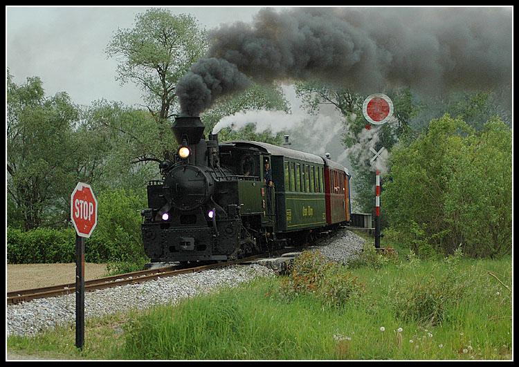 Der „Stainzer Flascherlzug am 13.5.2006. Aktuell steht dort bei Dampffahrten die ehemalige rumnische Waldbahnlokomotive 764.411 Model Resita Nr. 619 BJ 1986 im Einsatz. Die S 11, die lange Jahre Dienst auf der Strecke zwischen Stainz und Preding-Wieselsdorf versah, steht zur Zeit nicht betriebsbereit im Lokschuppen in Stainz. Auf dem Bild befindet sich der Zug bereits auf der Rckfahrt von Preding nach Stainz im Bereich Wohlsdorf.

Falls jemand die gesamte Reportage vom 13.5.2006 sehen will:

http://www.bahnwelt.net/forum/thread.php?threadid=1365