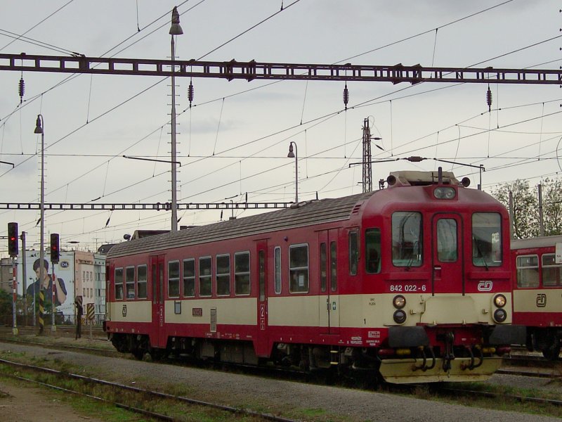 Der 842 022 am 03.10.2008 bei einem Aufenthalt in Pilsen Hbf. 