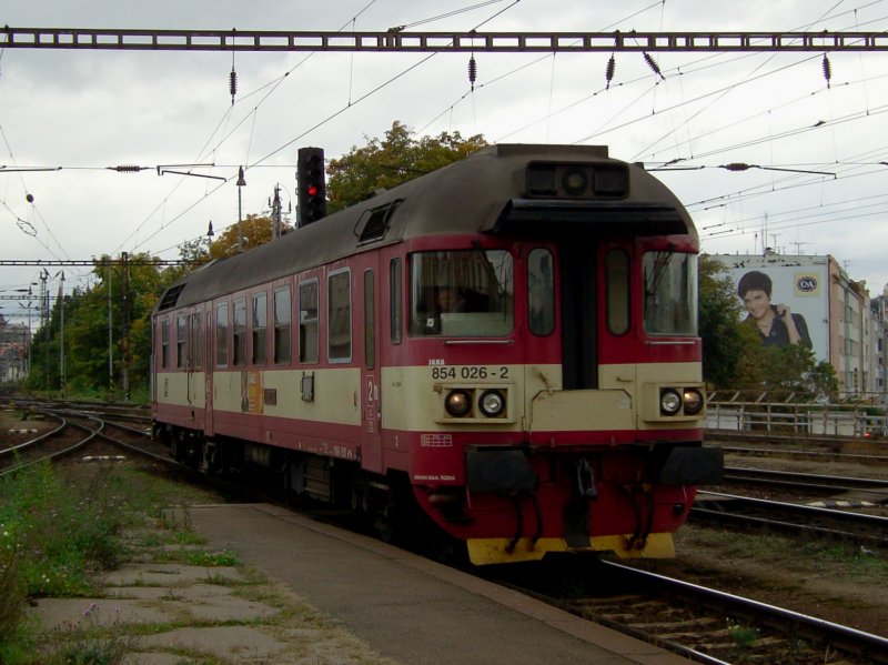 Der 854 026 am 03.10.2008 bei der Einfahrt in Pilsen Hbf. 
