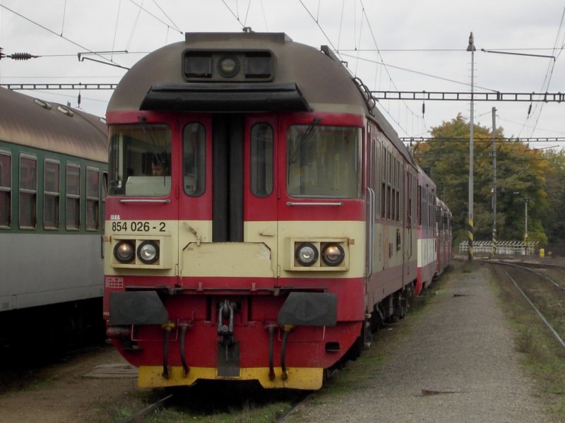 Der 854 026 am 03.10.2008 in Pilsen Hbf. Das Graue Kiesbett ist der Bahnsteig. 