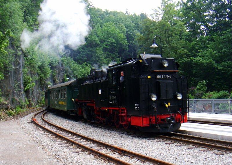 Der von 99 1771-7 gezogene Zug erreicht, talwrts fahrend, den Hp. Rabenau, 31.05.2009.