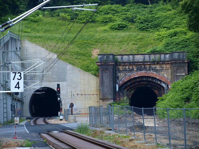 Der Aachener Buschtunnel. Links die im letzten Jahr fertiggestellte neue Rhre, die zur Zeit fr beide Richtungen benutzt wird. Jetzt haben die Sanierungsarbeiten an der alten Rhre begonnen, die Gleise sind schon rausgerissen.