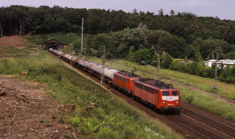 Der ab Herbst geplante Bau einer zweiten Tunnelrhre am Landrcken bei Schlchtern hat seine ersten Spuren hinterlassen und jetzt vollkomen neue Fotostandpunkte erffnet durch die Abholzung des Waldes auf der linken Seite ist erstmals von dieser Seite eine Aufnahme mglich, hier zweimal E 140 am 26.06.05 