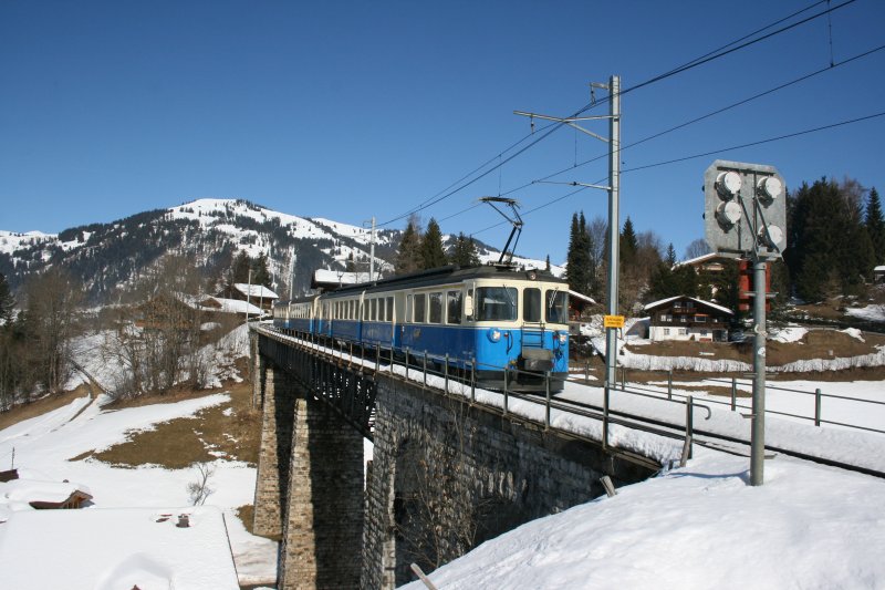 Der ABDe 8/8 4001 mit seinem Regio 2217 berquert am 28.2.2009 die Grubenbachbrcke und wird in Krze in Gstaad einfahren.