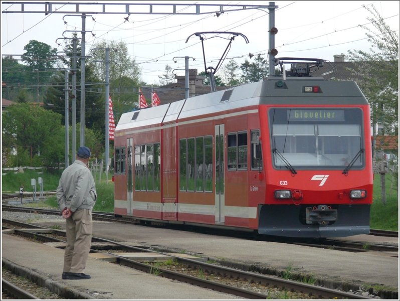 Der ABe 2/6 633 aus Tavannes ndert in Le Noirmont die Fahrtrichtung und fhrt weiter nach Glovelier, scharf beobachtet. (16.05.2009)