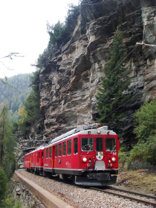 Der ABe 4/4 44 zieht mit der Gem 4/4 801 einen Regio nach St.Moritz unterhalb Cavaglia am 30.09.2001