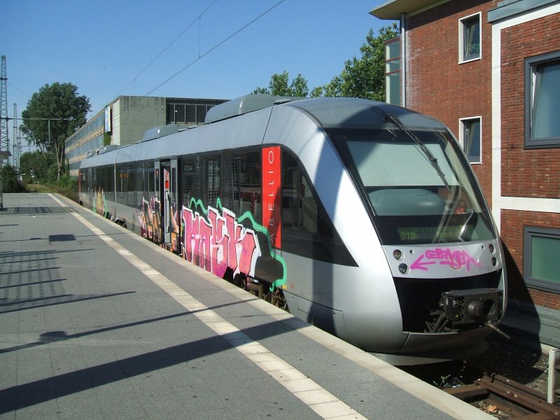 Der ABELLIO LINT, RB 46 , Nokia Bahn  von Bochum Hbf.
nach Gelsenkirchen Hbf. ist ein Graffiti Opfer geworden.
Gesehen in Bochum Hbf. Gleis 1 (06.08.2007) 