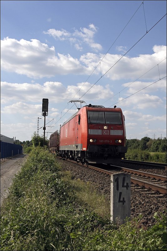 Der abendliche FIR 52287, Hagen-Vorhalle Rbf - Kreuztal Gbf, wurde am Abend des 29.05.2009 von der 185 078 (9180 6185 078-3 D-DB) bespannt. Aufgenommen zwischen Hagen-Kabel und Hohenlimburg. Der Zugverband setzt sich grtenteils aus Leerwagen zusammen (Flachwagen, Holztransportwaggons, Coil- und Rungenwagen). Ab Kreuztal werden die Waggons von DB SCHENKER oder KSW im Siegerland verteilt.