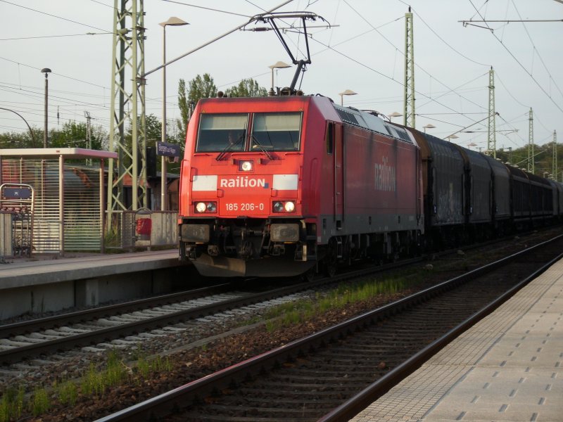 Der abendliche Gterzug von Mukran nach Rostock Seehafen wurde am 09.Mai 2009 von der 185 206 bespannt.Hier bei der Durchfahrt durch Bergen/Rgen