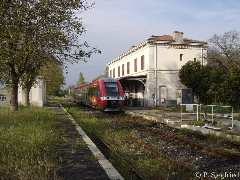 Der abendliche Pendlerzug Nmes - Le Grau-du-Roi legt am 104.2007 einen Halt im Bahnhof von Vauvert ein. An diesem Tag wurde der Zug mit einem B 81500 der SNCF im neuen Erscheinungsbild der Region Languedoc-Roussillon gefhrt.

Weitere Bilder von mir sind in meiner Flickr Galerie zu finden (Link rechts von meinem Namen).