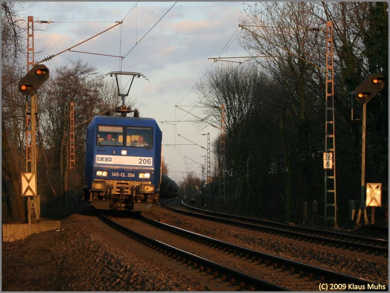 Der Abendsonne entgegen fhrt RBH206 mit Kesselwagenzug durch Wanne-Unser-Fritz. 19.03.2009 