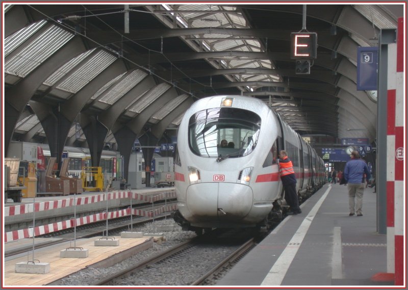 Der Abfertigungsbeamte informiert vermutlich den Lokfhrer des ICE 185 nach Stuttgart, dass kurz vor Abfahrt noch eine besetzte Einfahrt (E) auf sein Gleis erfolgt. Tatschlich fhrt ein RABe 520 ein (Extrazug beschriftet, vermutlich aus Arth-Goldau) und entldt seine Passagiere. (29.05.2007)