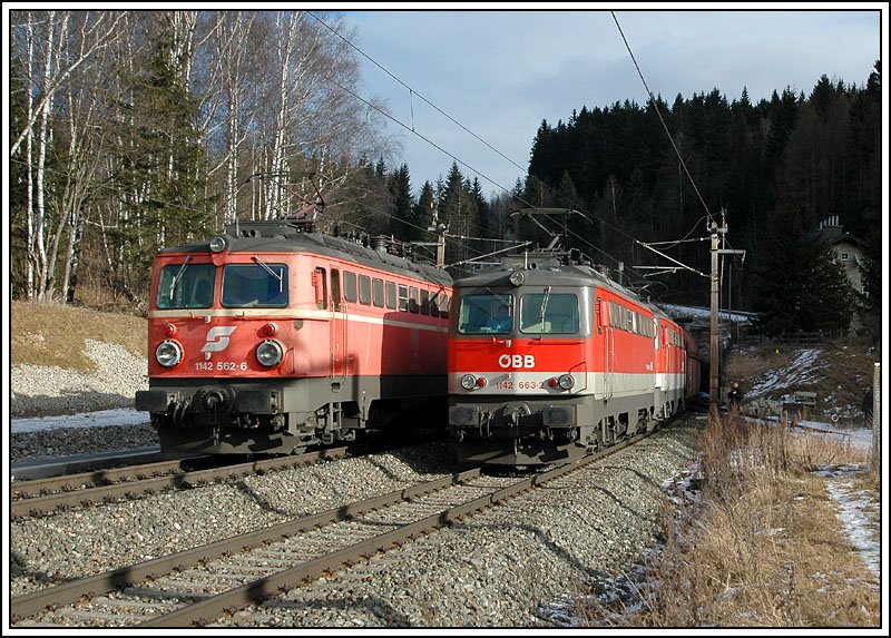 Der absolute Glcksfall: 1142 663 an der Spitze dieses Kohleganzzuges bei der Ausfahrt aus dem Semmeringtunnel (Sdseite) und 1142 562 als Lokzug von Mrzzuschlag nach Gloggnitz. Sie wird dort wenig spter Vorspann oder Nachschubdienst ber den Semmering leisten. Semmeringsdrampe am 6.1.2007.