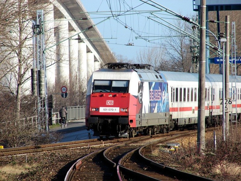 Der Adler (101 070) rollt noch mit „gestutzten Flgeln“ aus der Ziegelgrabenbrcke in Stralsund. (03.02.07) 