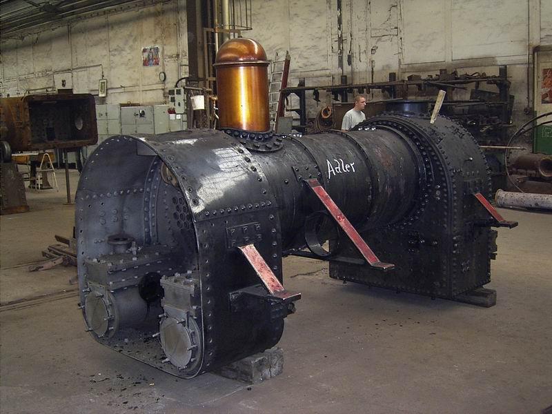 Der Adler einmal anders - am 06.09.2003 steht der Kessel des Adlers in der Kesselschmiede des RAW Meiningen zur genauen Befundung. Laut Auskunft eines RAW - Mitarbeiters hat er erhebliche Schden.