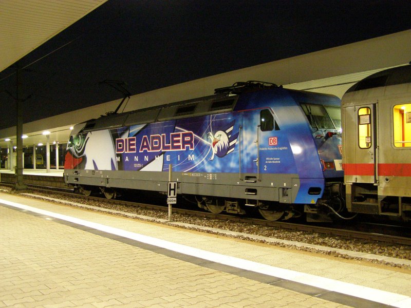 Der  Adler  mit Intercity 2110 in Mannheim Hbf. Im Hintergrund der Eurosprinter ES 64 P001.