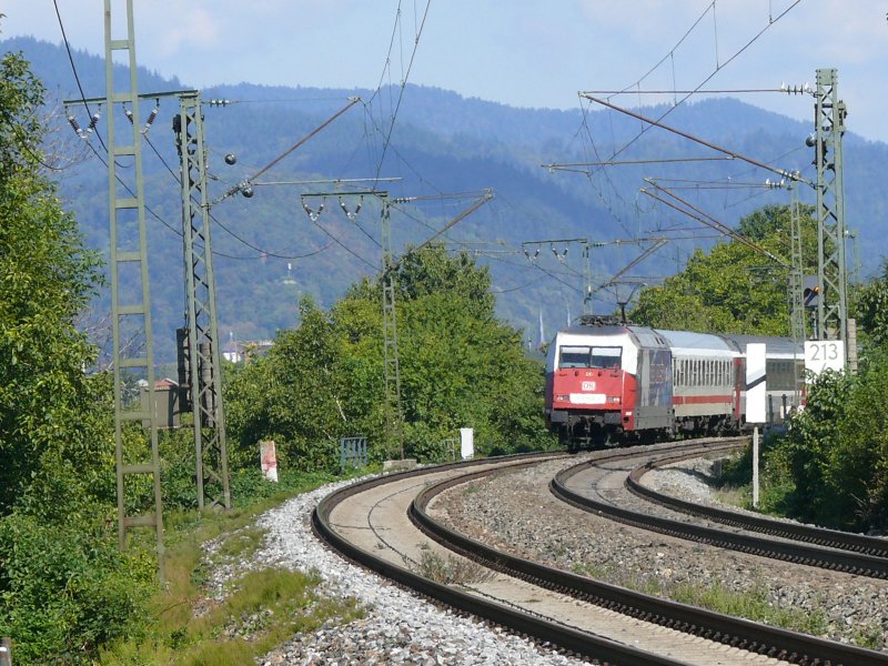 Der Adler vor einem EC nach Chur kurz nach Freiburg in der Kurve vor Leutersberg. 
