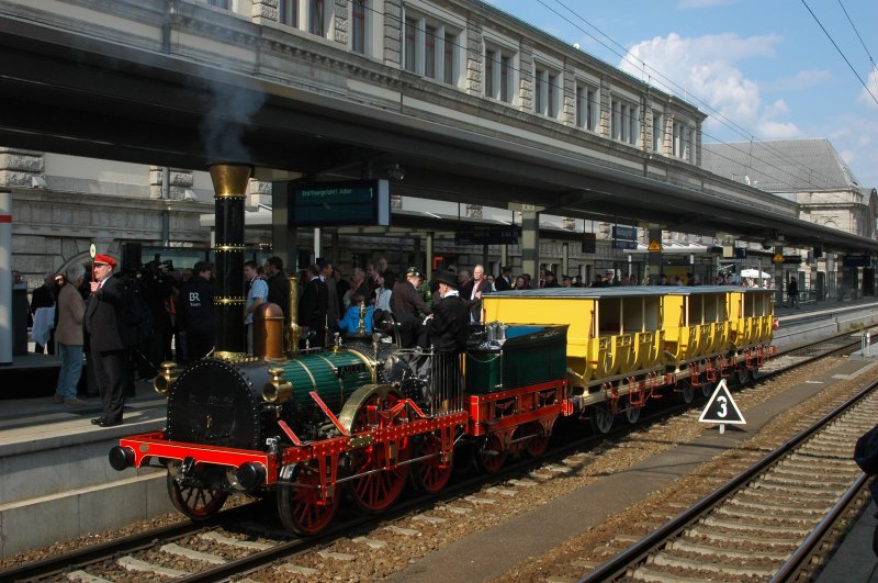 Der Adler ist zurück. Nach 2,5 jähriger Restaurationszeit wird er am 26.04.08 dem geladenen Fachpublikum im Nürnberger Hauptbahnhof präsentiert.