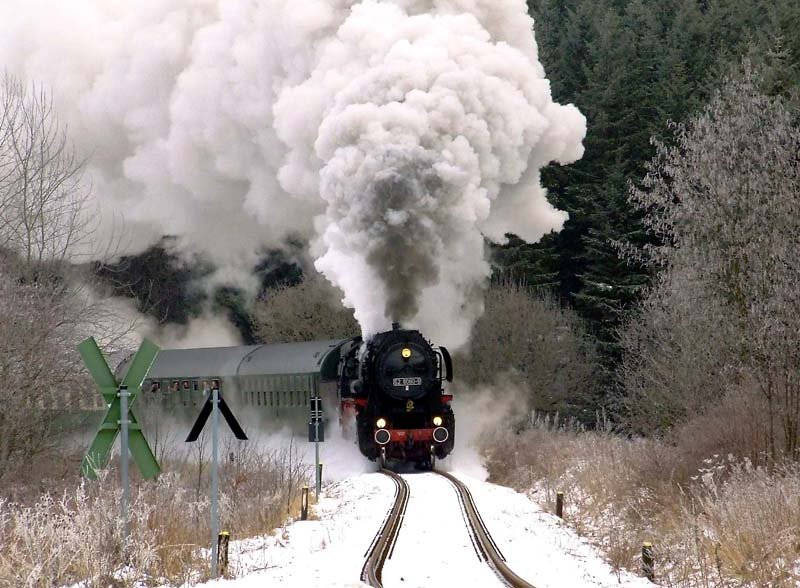 Der Adventssonderzug 2007 der Ostschsischen Eisenbahnfreunde Lbau befuhr die Mglitztalbahn am 16.12.2007
Oberhalb 700m lag sogar etwas Schnee. 