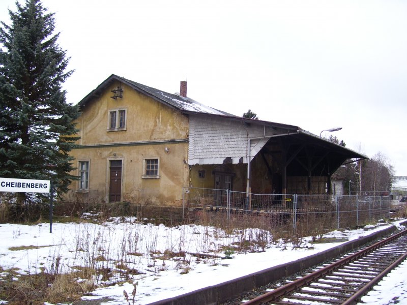 Der ltere der beiden Gterschuppen des Bahnhofs Scheibenberg am 06.12.08. Der Zustand des Privat genutzten Gebudes ist eher schlecht.