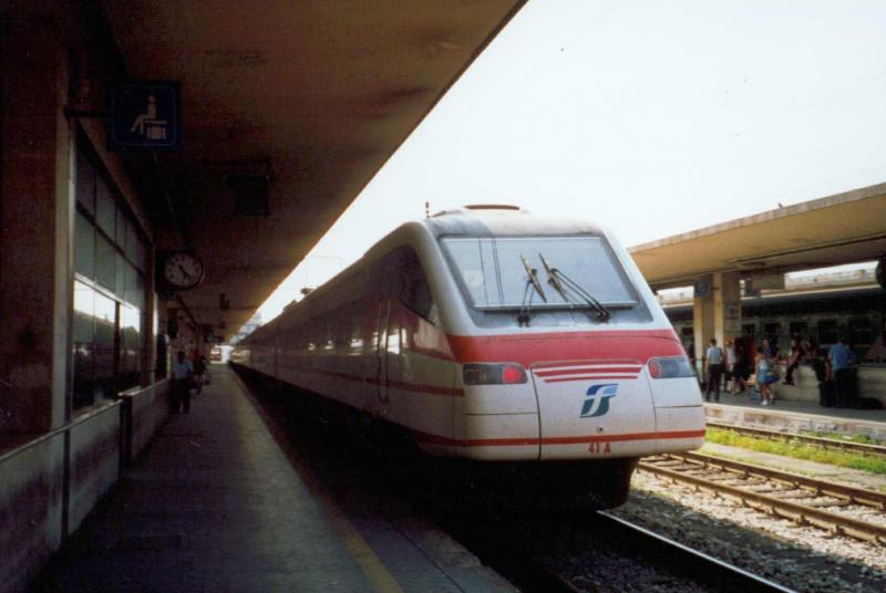 der ltere Eurostar der  Ferriale della Stazione , hier bei seinem Aufenthalt in Bologna.