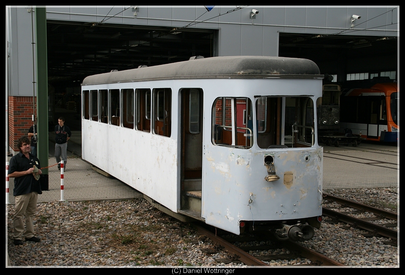 Der aktuell in Aufarbeitung befindliche Beiwagen 181 im Depot Edingen, legal fotografiert.