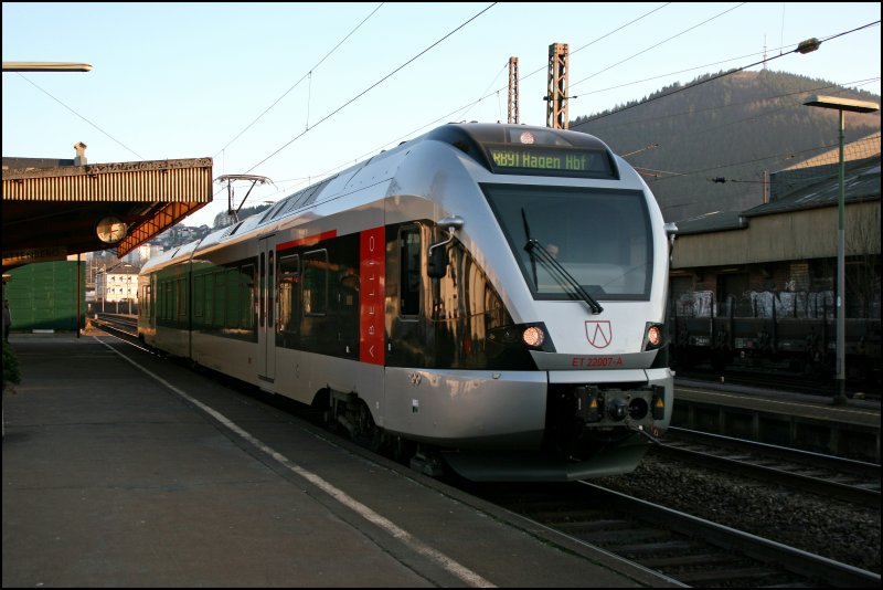 Der Aktuelle Ruhr-Sieg Verkehr: ET22007 legt als ABR99731, (RB91  RUHR-SIEG-BAHN  von Siegen nach Hagen, in Plettenberg einen Halt ein. (17.12.07)