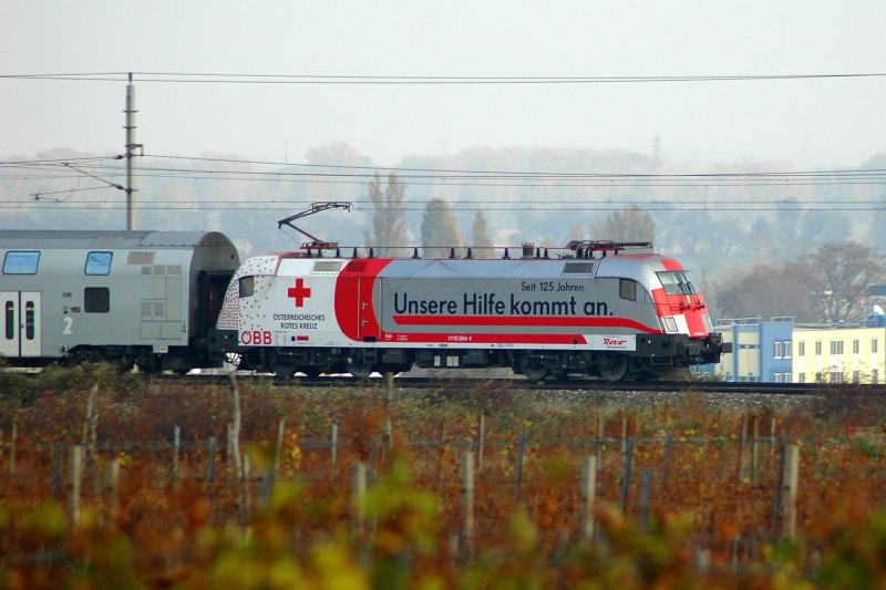 Der aktuellste Werbetaurus der BB. 1116 264 am 1.11.2005 mit einem Regionalzug auf dem Weg nach Wiener Neustadt kurz nach Gumpoldskirchen 