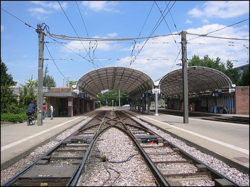 Der Albtalbahnhof in Karlsruhe am 23.06.2006 mit einem schnen Blick auf eine erst krzlich eingebaute Doppelkreuzweiche sowie die Oberleitungen. Von allen Einrichtungen fr die Stadt- und Straenbahnen in Karlsruhe hat der Albtalbahnhof auf mich stets den grten Reiz ausgebt, wegen der interessanten Dachkonstruktion und der Funktion als  Tor  in Richtung Albtal sowie Stdten wie Rastatt und Baden-Baden oder auch das Murgtal, die ber die DB-Gleise erreicht werden knnen. Whrend der fast 17 Jahre, die ich in Karlsruhe gelebt habe, bin ich hier sehr oft mit den gelben Stadtbahnen ab- oder auch durchgefahren, und unzhlige Male lag dieser Bahnhof auf meinem Weg bei Spaziergngen am Wochenende.