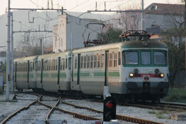 Der ALE 125 - 502 fhrt auf dem Weg von Bennevento nach Napoli in Santa Maria a Vico ein; 23.02.2008