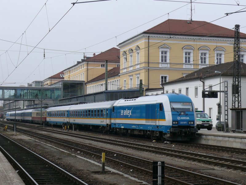 Der ALEX nach Hof wird gerade von 223 071 in Regensburg bernommen, 14.03.2009 (Bahnbilder-Treffen Regensburg)