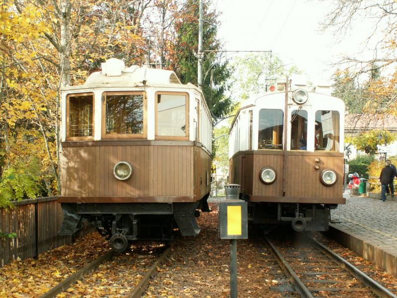 Der  Alioth  TW 105 ex.Dermulo-Fondo-Mendel Bahn,steht abfahrbereit in Oberbozen/Soprabolzano,links Wagen Nr.12(1908)25.10.05