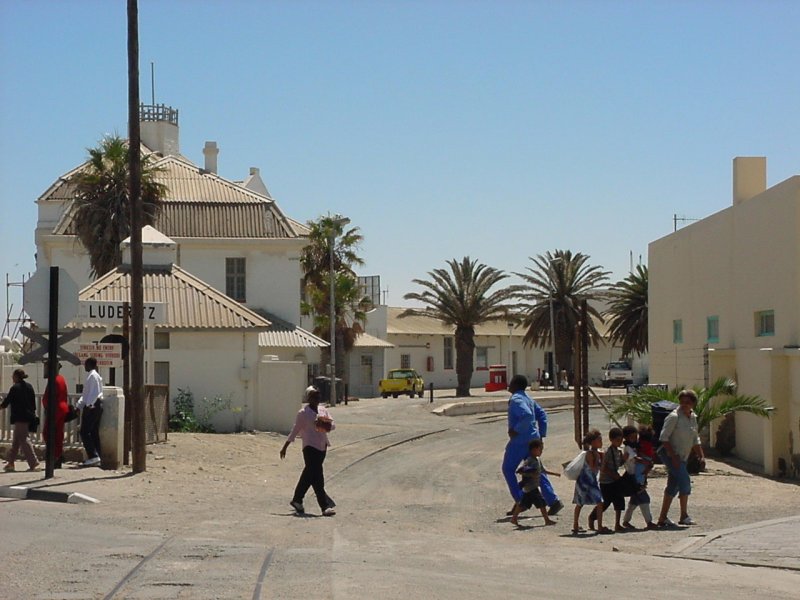 Der alte Bahnhof von Lderitz ist geleiselos. Nur das noch erkennbare Zufahrtsgeleise weist auf ehemaligen Bahnbetrieb hin. Das Gebude hat ausgedient, das Areal wird vorbergehend als LKW-Terminal benutzt.