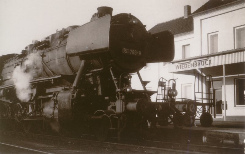 Der alte Bahnhof Wiedenbrck gehrte in der Bundesbahndirektion Mnster(Westf.) zu den einnahmestrksten Bahnhfen. Anfang Oktober 1973 legte ein  berbreitetransport  vor der Weiterfahrt zum Bahnhof Rheda (Westf.) hier eine Zwischenpause ein. Als Zuglok fungierte die 051 783-9. Der Schwertransport war fr Emden bestimmt und kam von Kassel ber Altenbeken - Paderborn - Lippstadt. Er wurde ber Rheda - Warendorf - Mnster - Rheine nach Emden weitergefhrt. Diese Aufnahme stammt von meinem - leider zu frh verstorbenen - Arbeitskollegen Burghard Schmitter aus Wiedenbrck.  