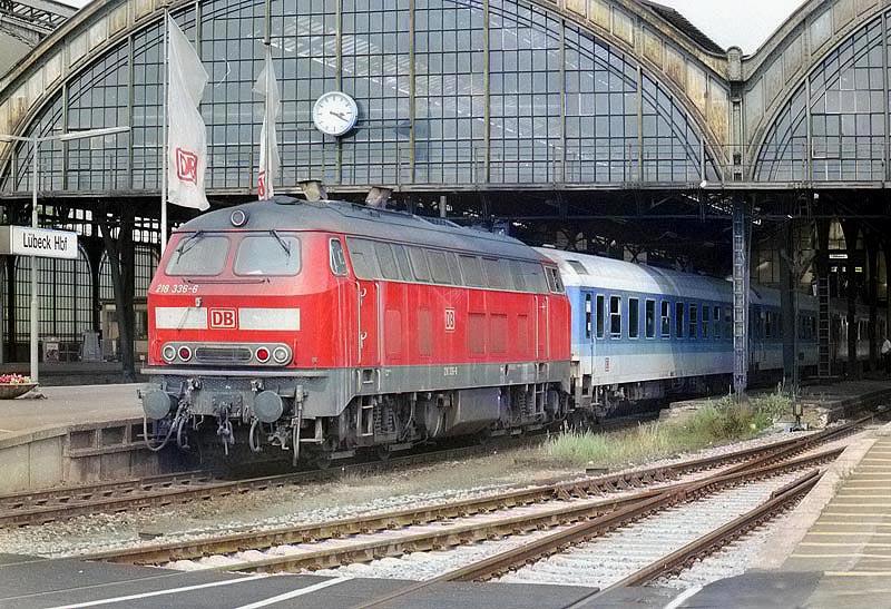 Der alte Lbecker Hbf 1999.
Ausfahrt eines Interregio nach Hamburg mit 218336