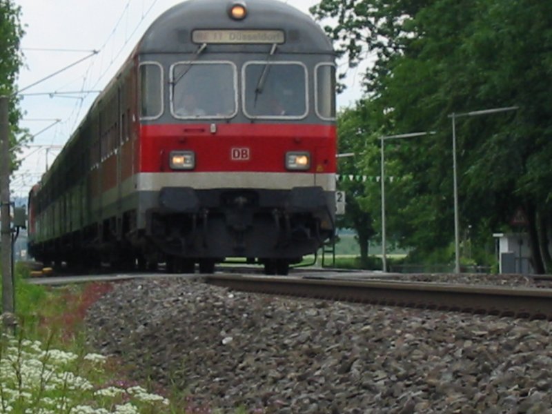 Der  alte  RE11  Rhein-Hellweg-Express  auf dem Weg nach Dsseldorf und fuhr bis 14.06.2006 mit n-Wagen. Aufgenommen in Elsen am 21.05.2004. 