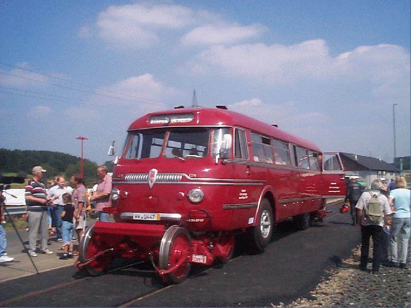 Der alte Strasenschienenbus  Straschie  vor seiner ersten Fahrt seit 35 Jahren. Zur erffnung des ICE Bahnhofes wurde noch einmal restauriert und fr zwei Tage fuhr er dann auf einer 15 KM langen strecke.