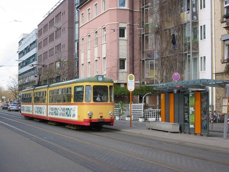 Der alte Straenbahnwagen 208, Baujahr 1972, eingesetzt auf der Linie 5, verlt gerade die Haltestelle Lessingstrae. Die Aufnahme entstand am 02.04.2005.