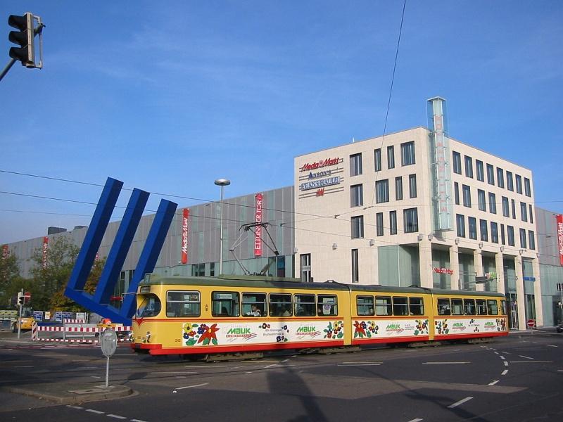 Der alte Straenbahnwagen 213, eingesetzt auf der Linie 5, berquert am 27.10.2005 die Kreuzung Ettlinger Strasse - Kriegsstrasse. Im Hintergrund das krzlich neu erffnete Einkaufszentrum  Ettlinger Tor . 