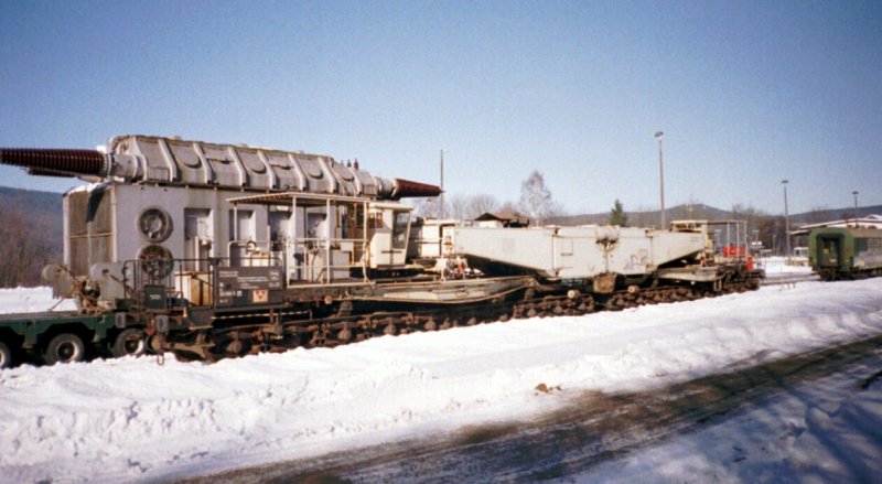der alte Trafo mit dem fr ihn bereitgestellten Tragschnabelwagen