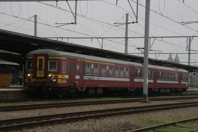 Der AM 73 718 steht am 05.11.2006 um 17.11 Uhr in Arion abfahrtbereit zur Fahrt nach Bruxelles.