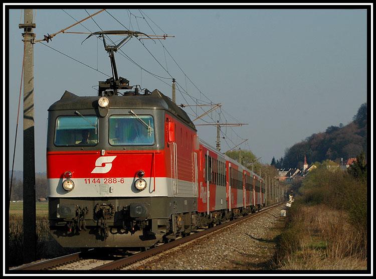 Der am 7.4.06 mit ca. 30 Minuten versptete R 4070 „Radler“ mit 1144 288 als Zuglok (normalerweise fhrt dieser Zug mit Stuerwagen voraus) bei der Ausfahrt aus Wildon.