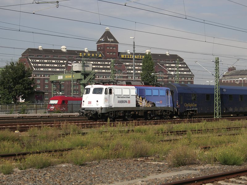 Der Ameropa-Zug verlsst Berlin Richtung Westen und wird gleich am S-Bahnhof Beusselstrae vorbei fahren.
Im Hintergrund erheben sich die Speicher des Westhafens.
(24.08.2007)
