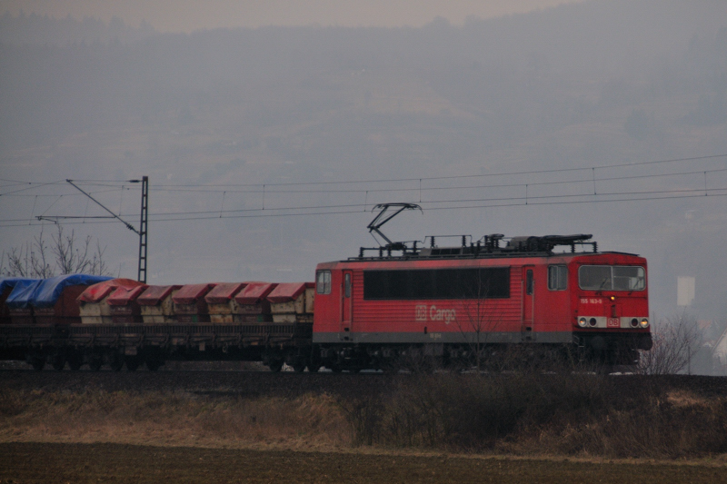 Der andere Abfalltransport: 155 163-9 zieht einen aus Absetz-Mllcontainern bestehenden Niederbordwagenzug in den frhen Herbst. (Filsbahn, Sept. 2009).