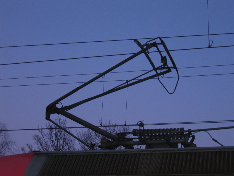 Der angelegte Stromabnehmer der Br 143