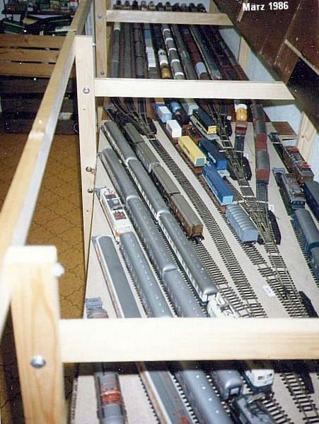 Der Anlagenteil 1 war noch nicht ganz fertig, vor allem die Gel�ndegestaltung, da kamen neue Ideen, ein Abstellbahnhof auf 2 Etagen mit 2 x 20 Gleisen und dar�ber ein Industrie-Gel�nde mit Bahnhof, hier die untere Etage, daf�r habe ich auch ROCO-Dreiwegweichen verwendet, die nicht alle Loks von bestimmten Fabrikaten mochten, M�rz 1986. 