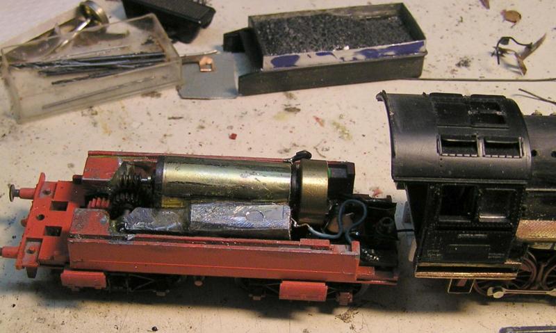 Der Antrieb der 58.30: nur das hintere  Dreh -Gestell des Tenders wird genutzt. Fr meine Verhltnisse reicht das. Eine zustzlich Getriebestufe samt ppigem Faulhabermotors fand Platz.